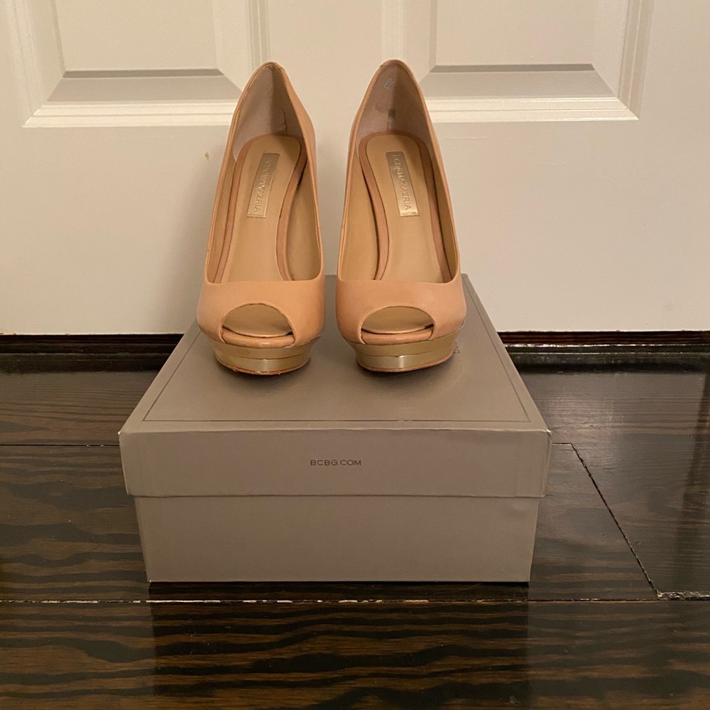 BCBGMAXAZRIA Nude and Gold Heels